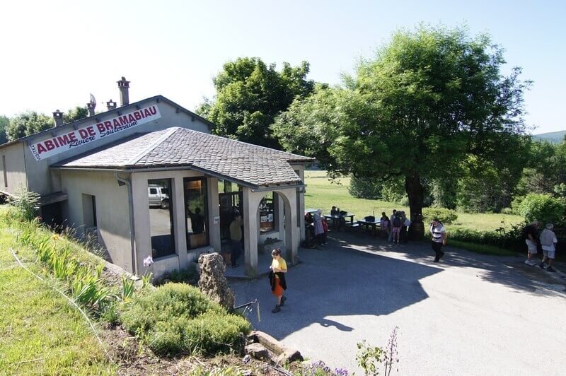 Accueil de l'Abîme de Bramabiau avec sa terrasse