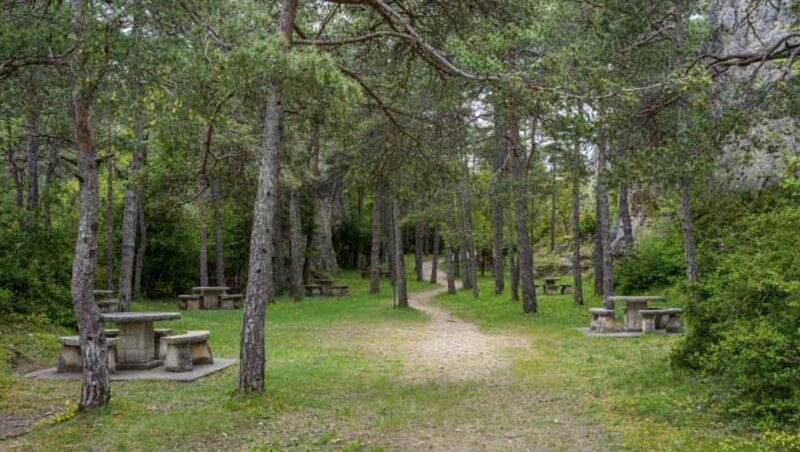 Aire de pique nique à la Cité de Pierres