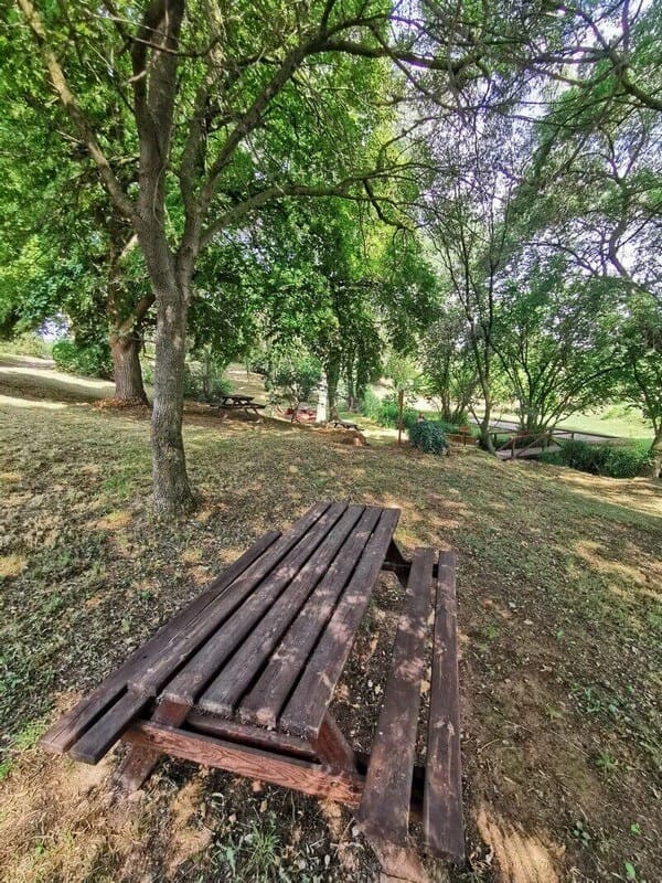 Vue sur les tables de Pique-nique à la Dourbie