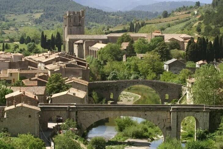 Vue sur la rivière et l'Abbaye