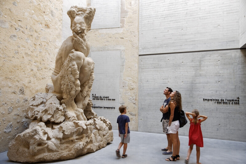 Entrée du Musée de Lodève avec le Faune de Paul Dardé