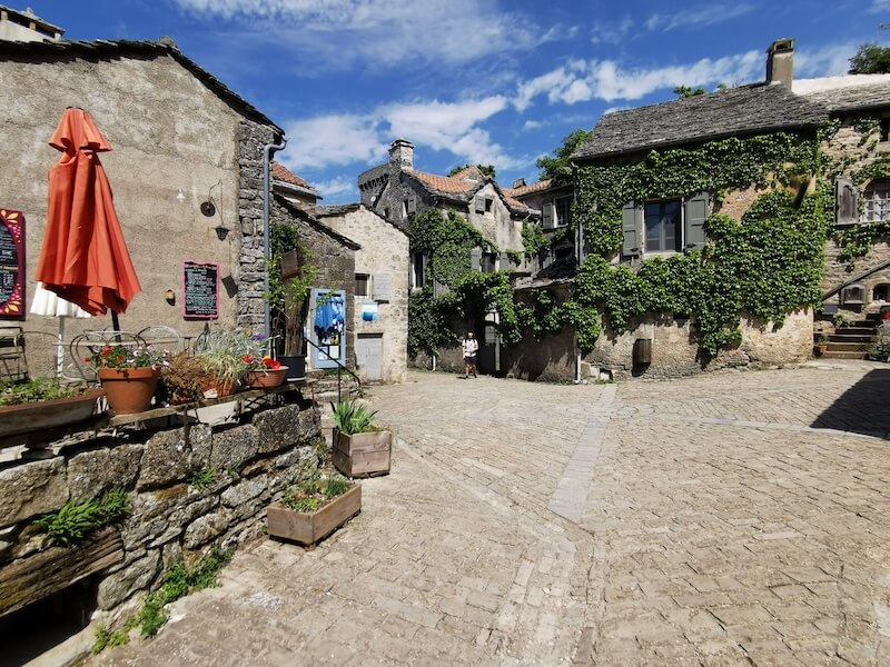 Place village de la Couvertoirade - Artisans et commerces