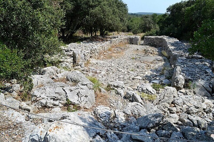 Vue sur les vestiges d'une maison préhistorique