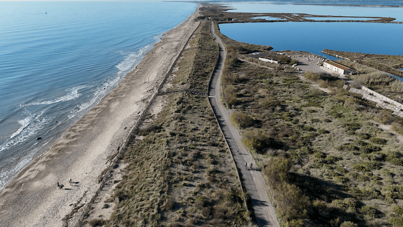 Domaine de Maguelone et Cathédrale - vue sur l'étang et mer mediterrannée